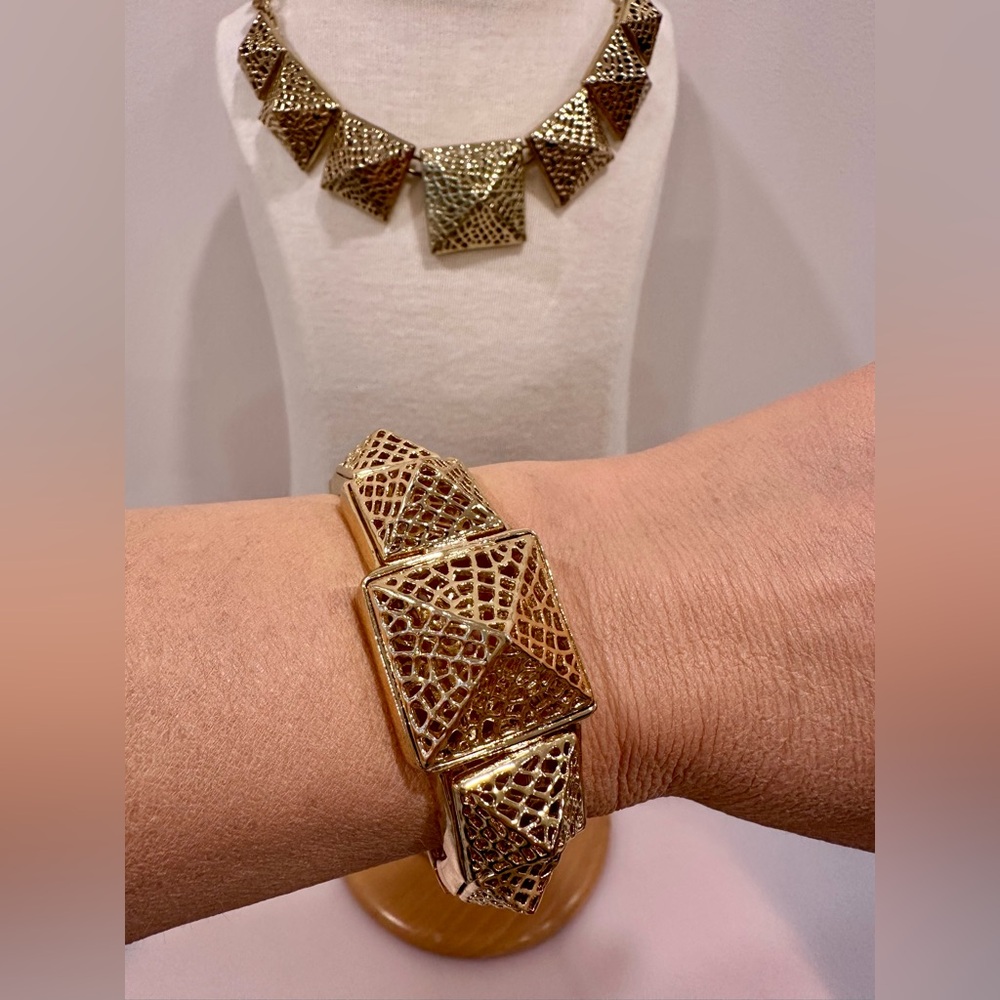 BCBGMAXAZRIA Gold-Tone Statement Necklace & Bracelet Set Perfect for Holidays - Picture 3 of 9